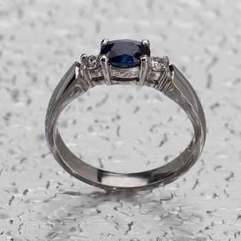 RING, vitguld 18K, med safir ca 0,50 ct, briljantslipade diamanter 2 x ca 0,03 ct. Vikt 4,1 g.