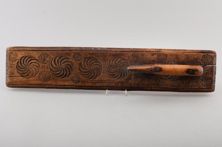 MANGELDON, skuret trä, daterad Warmsätra 1756.