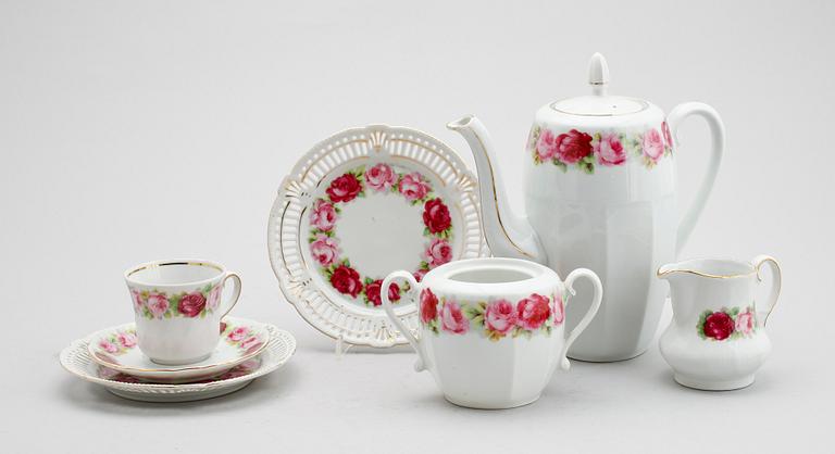 KAFFESERVIS, 25 snarlika delar, 1900-talets mitt.