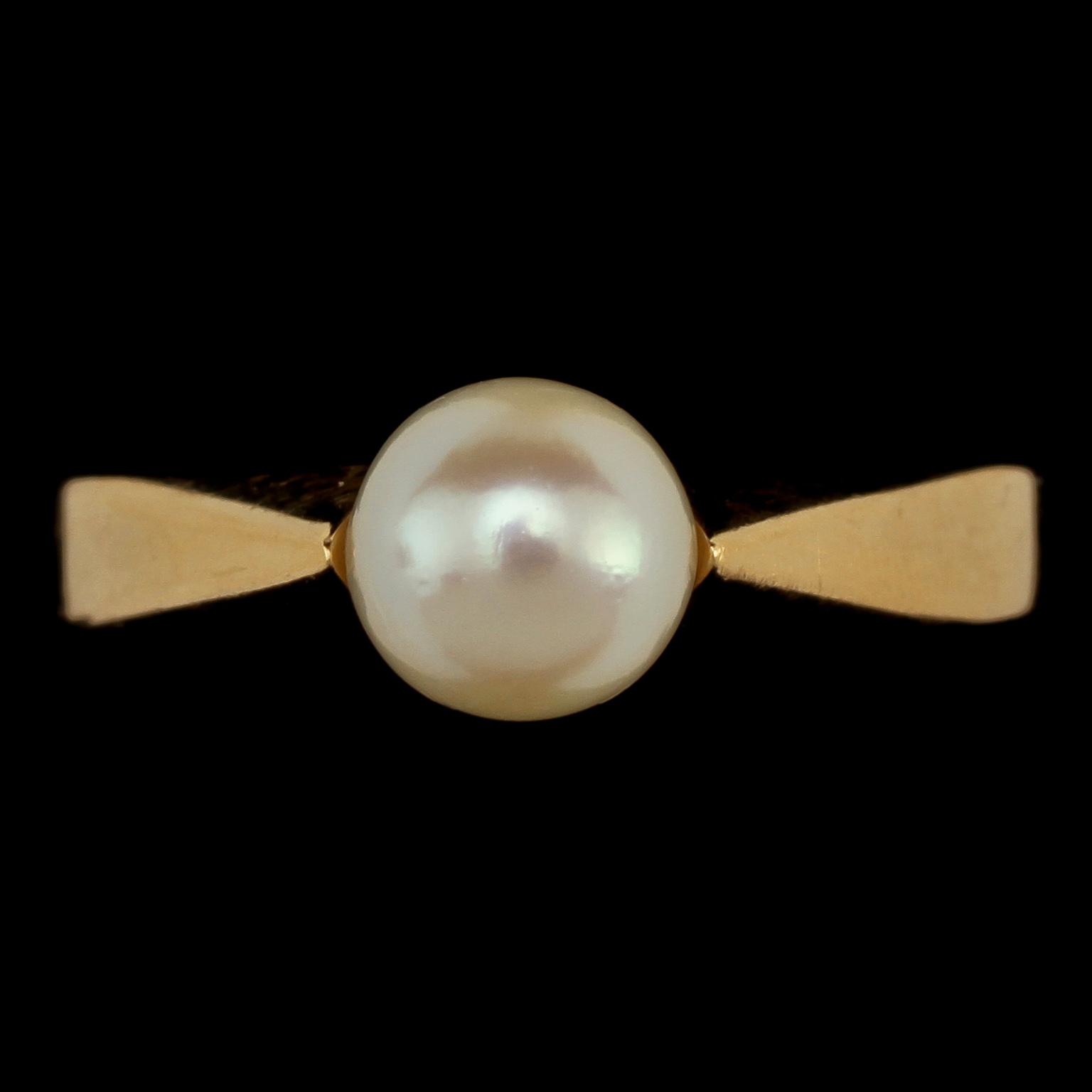 RINGAR, 2 st, varav en med odlad pärla, 1900-tal. Tot vikt 7 g.