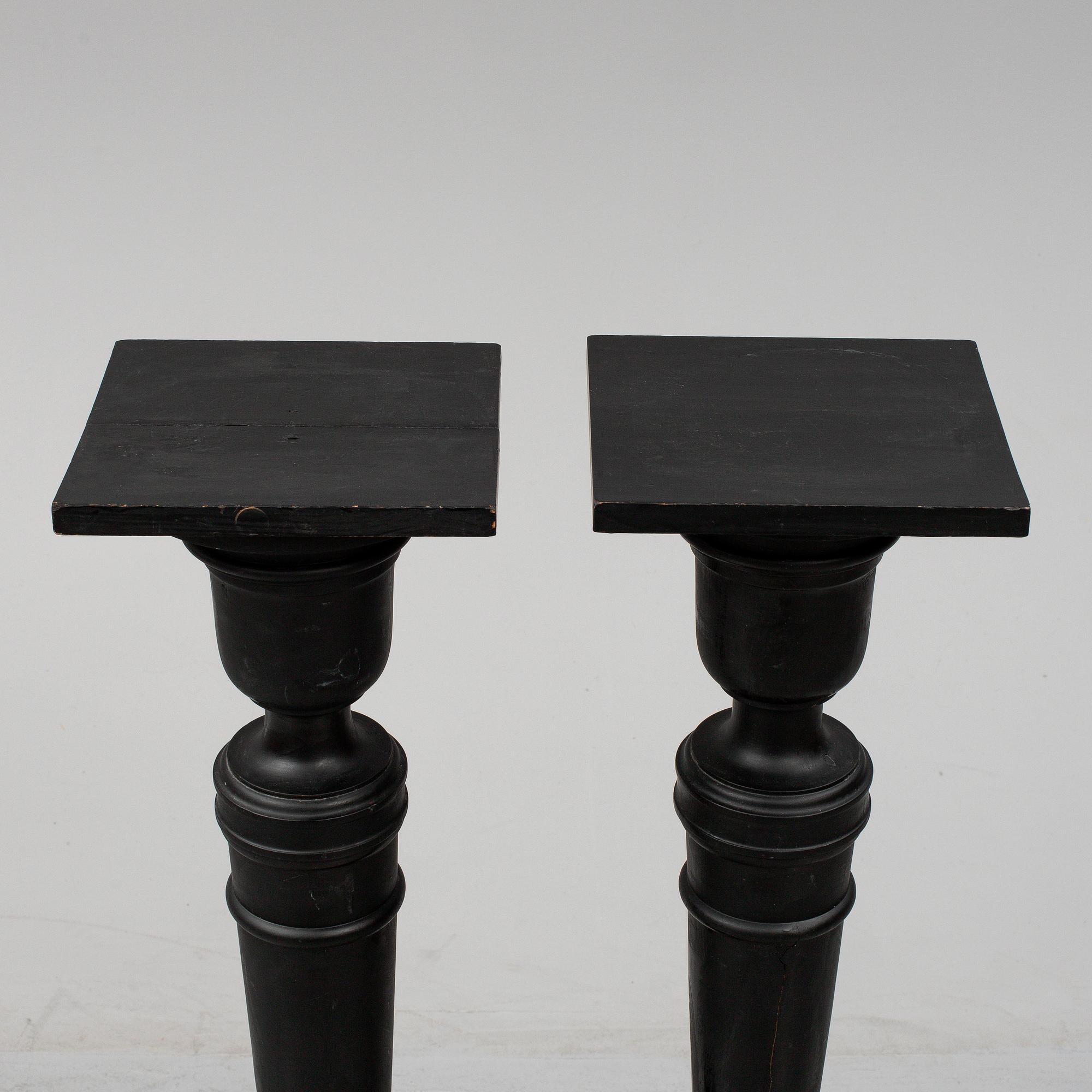 PIEDESTALER, ett par, sent 1800-tal.