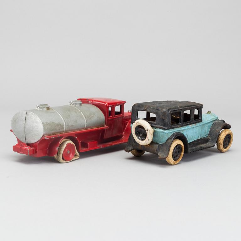 AB SKOGLUND & OLSSON GEFLE, TANKBIL OCH MÖJLIGEN  ARCADE  BUICK COUPE CAST IRON TOY, 1927.