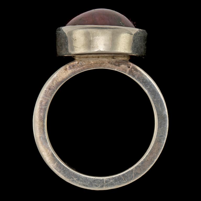 RING, sterlingsilver med stjärnrubin, 1900-talets fjärde kvartal. Vikt 12 g.