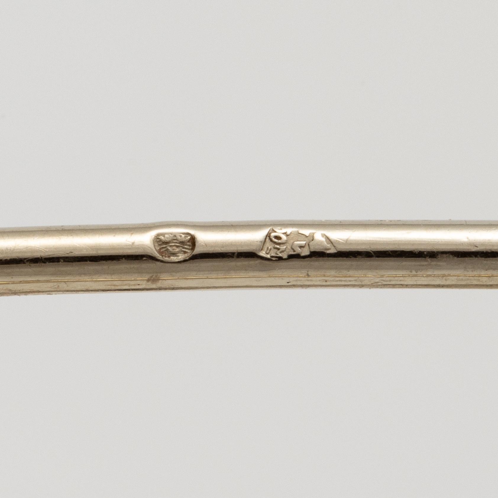 A brooch in platinum in the form of a bow with rubies and diamonds, likely from the 1950s.