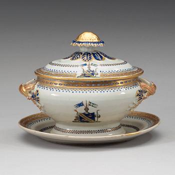 An armorial butter tureen with cover and stand, Qing dynasty, Jiaqing (1796-1820).