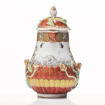 Kanna med lock samt kopp med fat, kompaniporslin. Qingdynastin, Qianlong (1736-95).