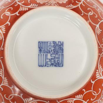 A coral red reserve decorated floral bowl, Qing dynasty.
