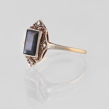 RING, 18K guld med 4 fasettslipade diamanter samt blå safir, importstämplad. Vikt 3,4 gram.