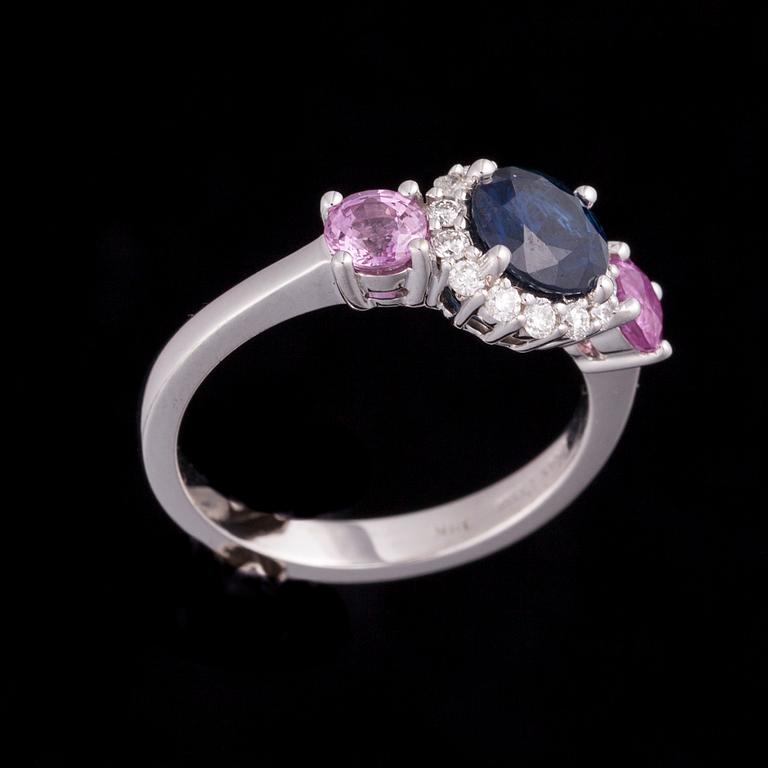 RING, 18K vitguld, safir, ljusröda safirer, diamanter. Vikt ca 5,0 g.