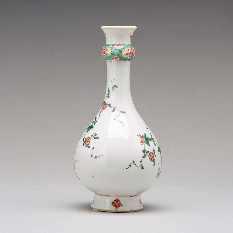 VAS, porslin. Qing dynastin, Kangxi (1662-1722).