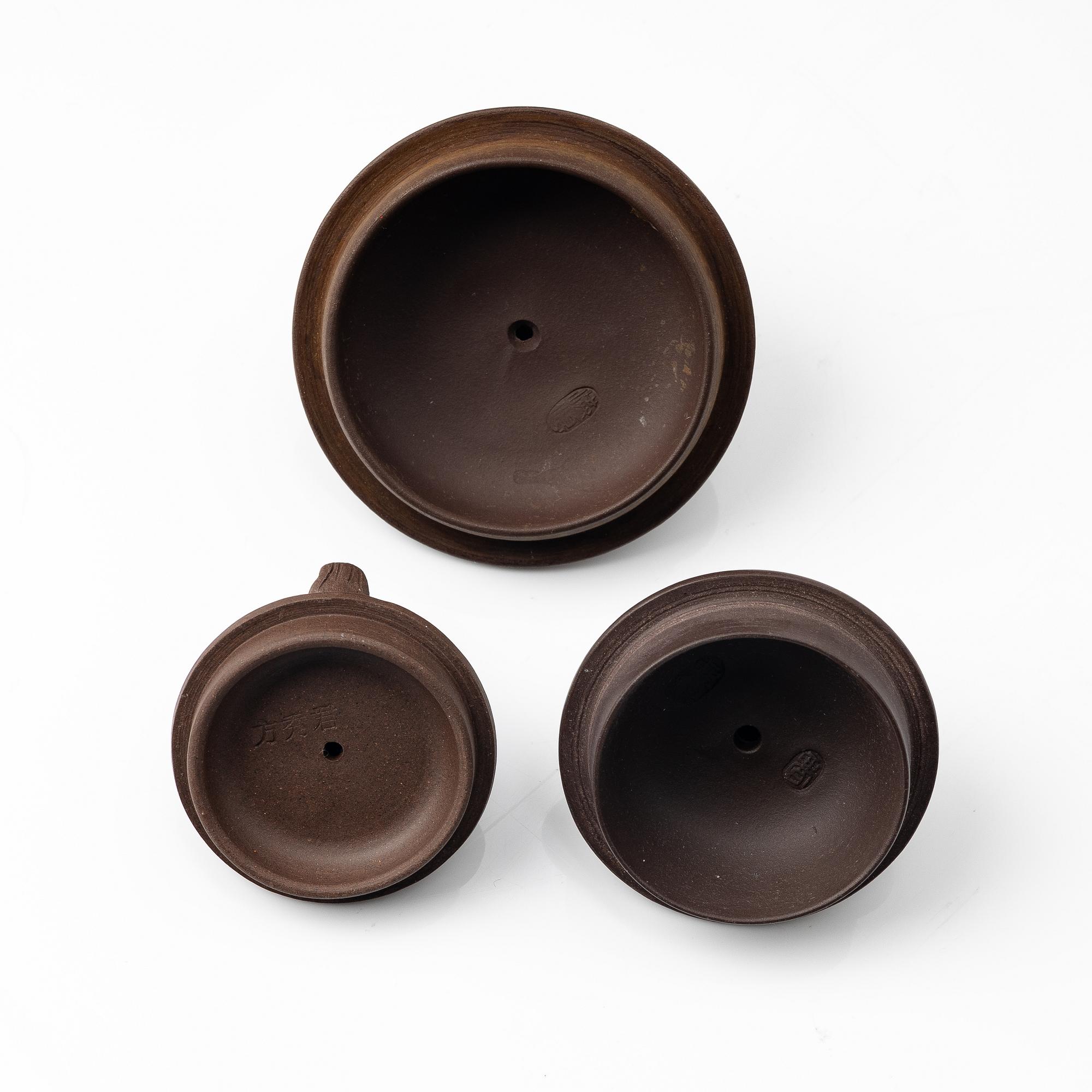 A group of three Chinese yixing teapots, 1980s.