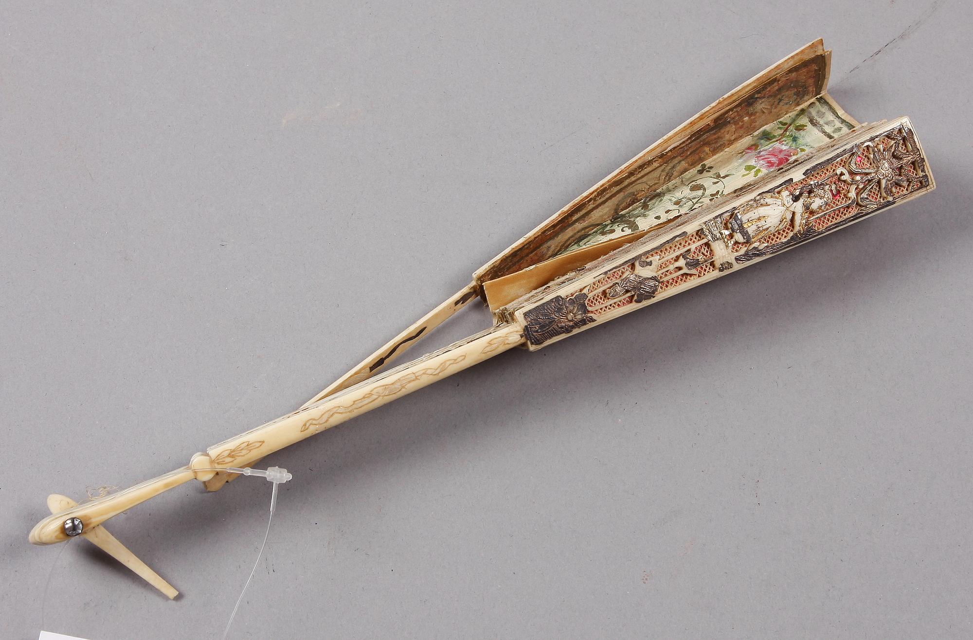 SOLFJÄDER, elfenben, siden, 1700-talets andra hälft.