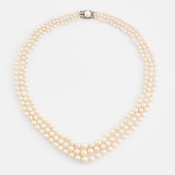 Collier, treradigt, doserat med odlade pärlor, lås  vitguld med pärla och rosenslipade diamanter.