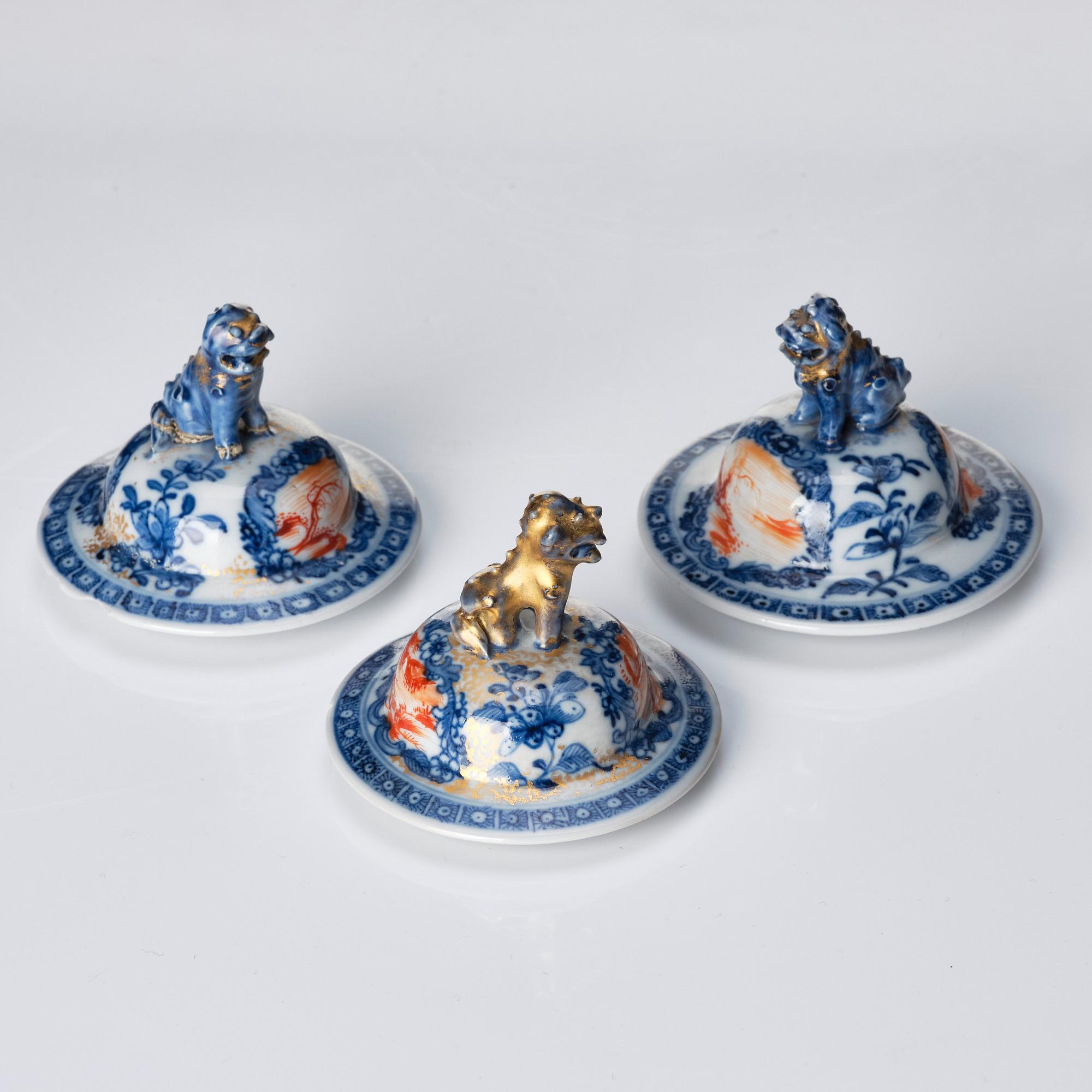 Vaser med lock, tre stycken, kompaniporslin. Qingdynastin, Qianlong (1736-95).
