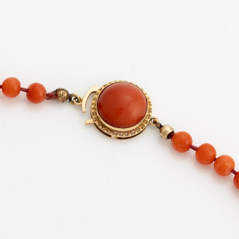 Necklace with graduated coral beads, clasp in gold with coral.