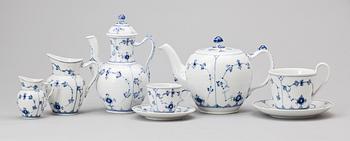 MAT- KAFFE- SAMT TESERVIS, 95 delar, porslin. "Musselmalet", Kunglig Dansk, 1900-tal.