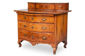 541. CHEST OF DRAWERS.