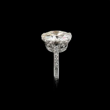 A RING, brilliant cut diamond 5.12 ct. H/I1, 8/8 cut diamonds c. 0.18 ct. Platinum. A. Tillander 1930/40 s.