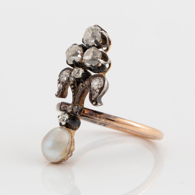 A 14K gold and silver ring set with a pearl ca 6.5 mm and old- and rose-cut diamonds.