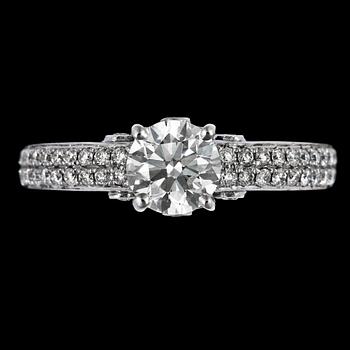 1253. A brilliant cut diamond ring, 0.90 cts, and smaller diamonds, tot. 0.38 cts.