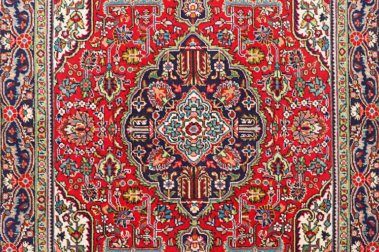 A Tabriz rug, c. 197 x 150 cm.