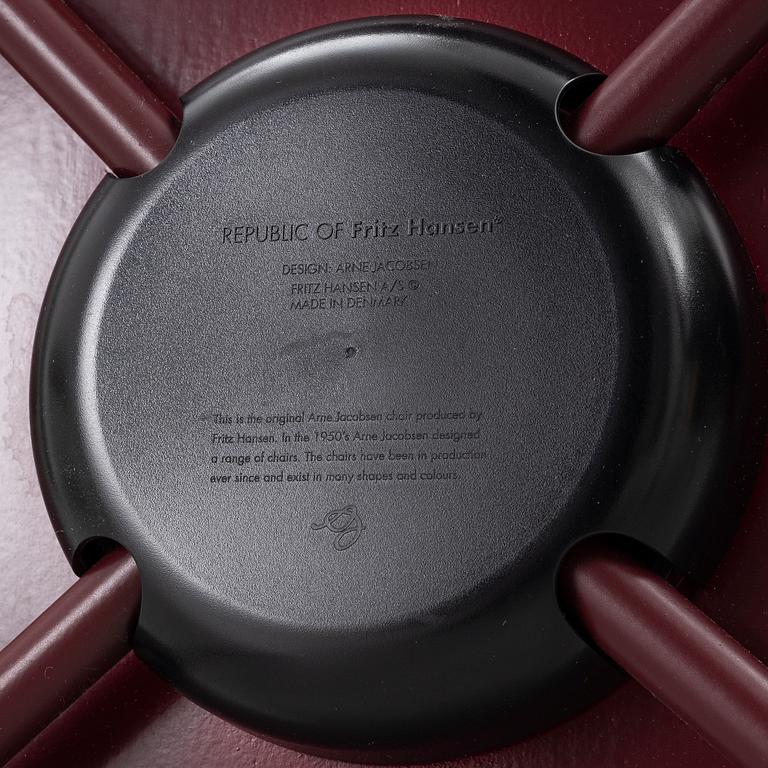 Arne Jacobsen, a pair of 'Sjuan' chairs, special edition Lala Berlin, Republic of Fritz Hansen, 2017.