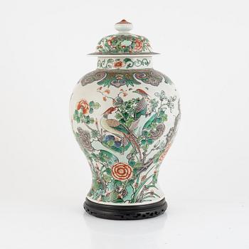 A Chinese porcelain urn with cover, 20th Century.