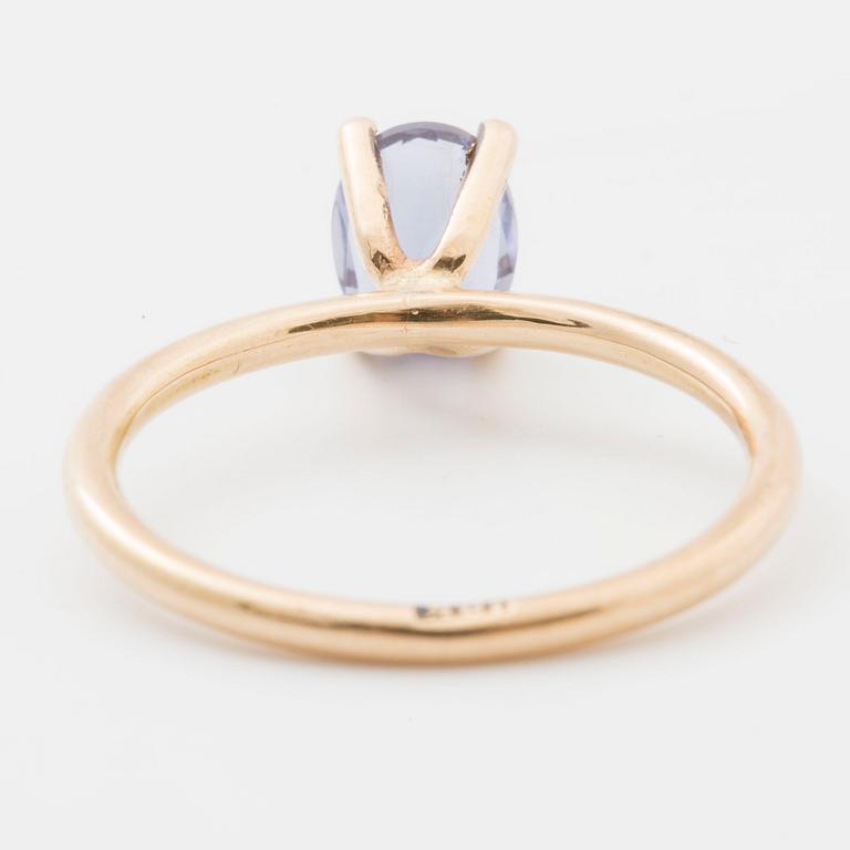 RING, med oval fasettslipad tanzanit.