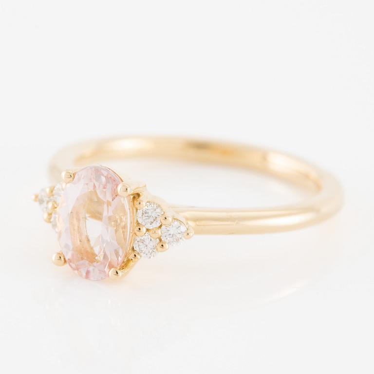 Ring in 14K gold with an oval-cut morganite and brilliant-cut diamonds.