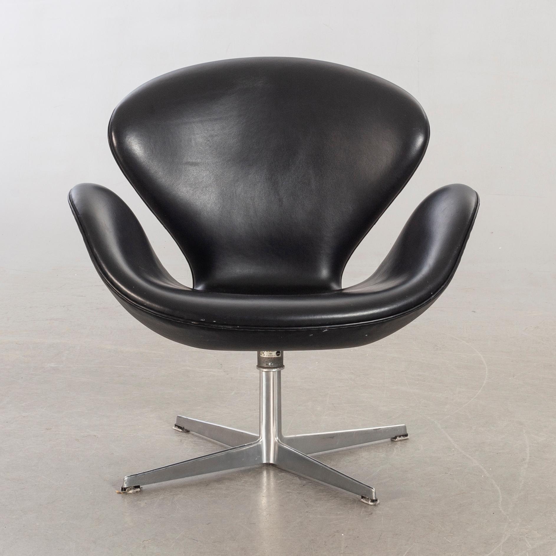 Arne Jacobsen, fåtölj, "Svanen", för Fritz Hansen Danmark, numrerad 7009.