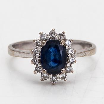 Ring, ca 18K vitguld med safir och briljantslipade diamanter ca 0.14 ct totalt.