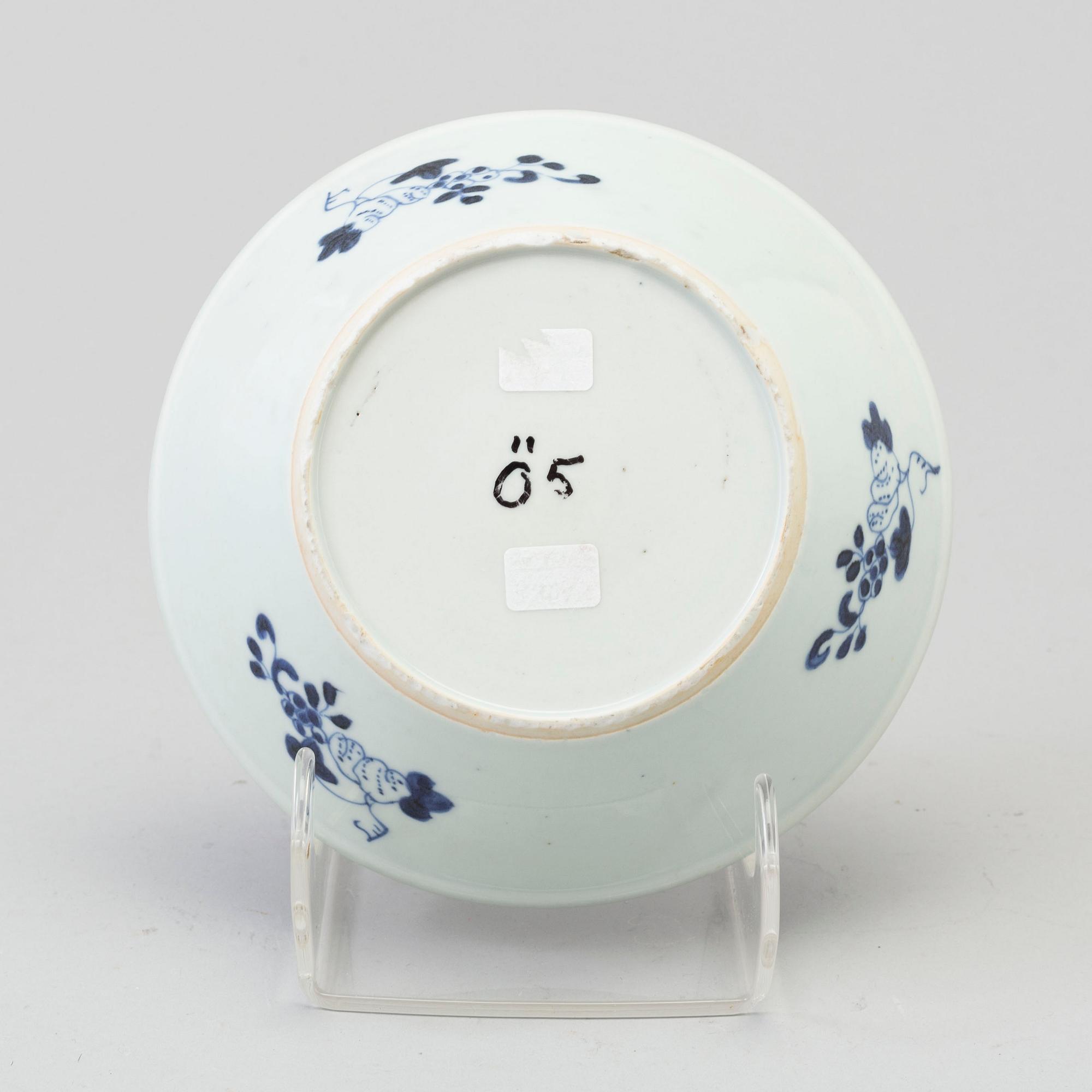 A blue and white export porcelain dish, Qing dynasty, Qianlong (1736-95).