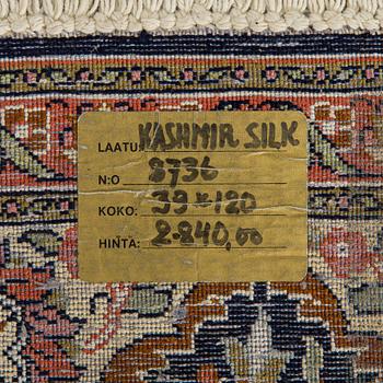 Mattor, 2 st snarlika, silke på bomullsvarp, Kashmir. Ca 119 x 39 cm och ca 123 x 40 cm.