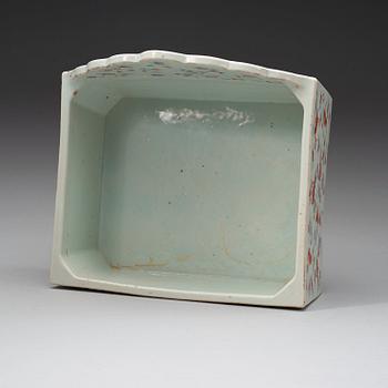 A pair of hand basins, Qing dynasty, early 20th century.