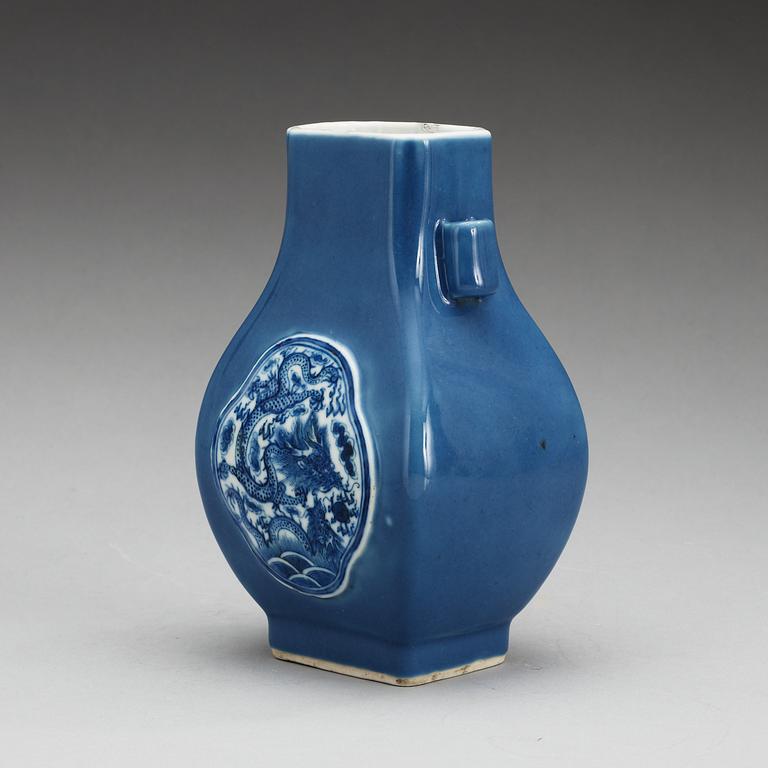 A blue and white vase, Qing dynasty, with Daoguangs seal mark.