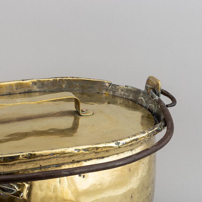A brass lidded pan, 18th/19th century.
