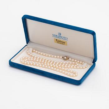 Pärlcollier, odlade pärlor, 14K guld och diamanter ca 0.01 ct tot. Mikimoto, Japan.