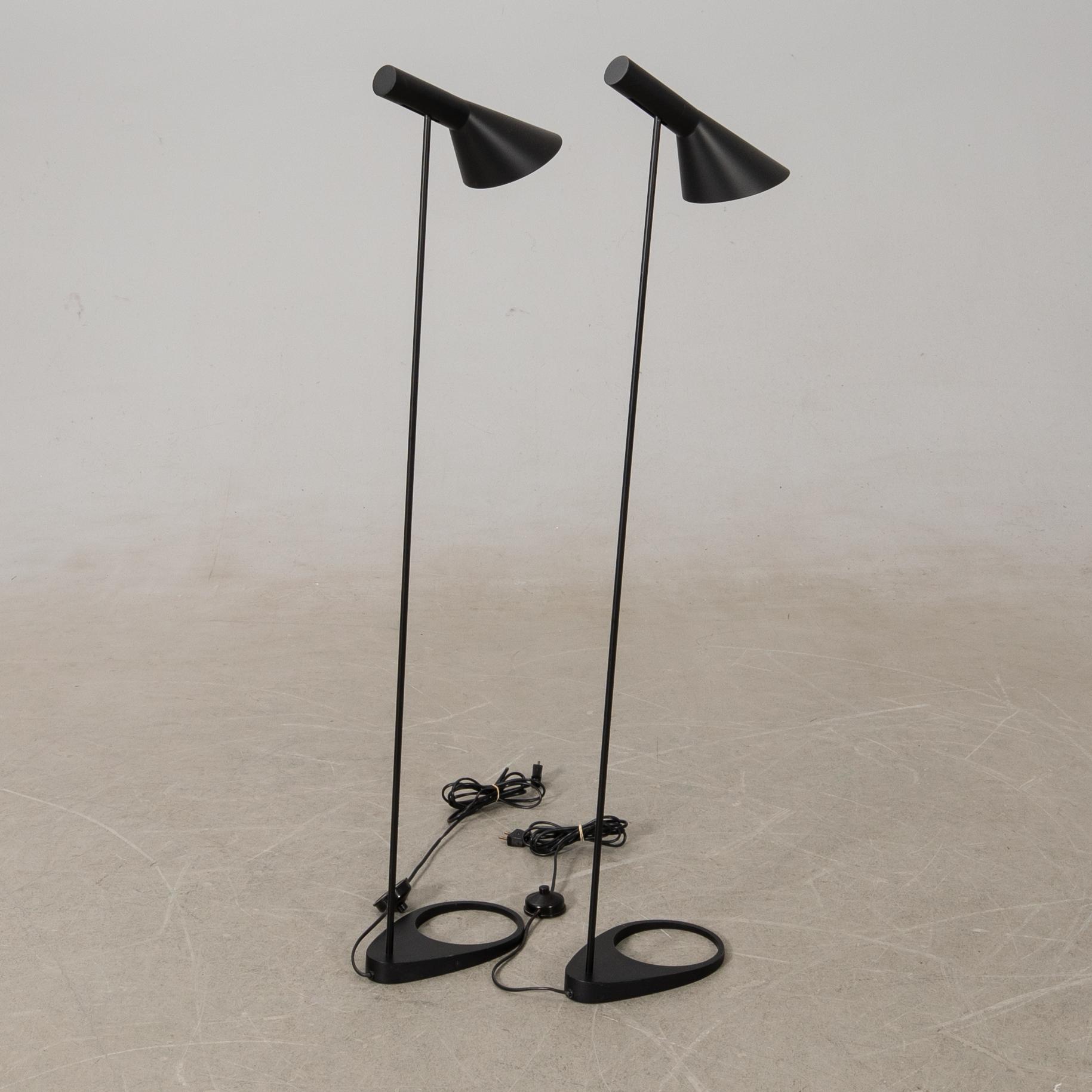Arne Jacobsen, golvlampor 1 par, "AJ" för Louis Poulsen, Danmark.
