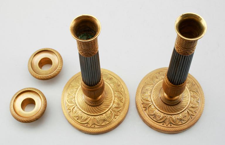 LJUSSTAKAR, 1 par, patinerad och förgylld brons, 1800-/1900-tal.
