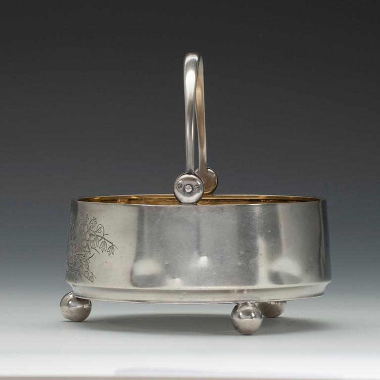 SKÅL, 84 silver. Alexander Fuld Moskva 1896. Höjd 13 cm. Vikt 296 g.