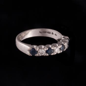 RINGAR, 2 st, 18K vitguld, diamanter och safirer. Vikt totalt ca 8,4 g.