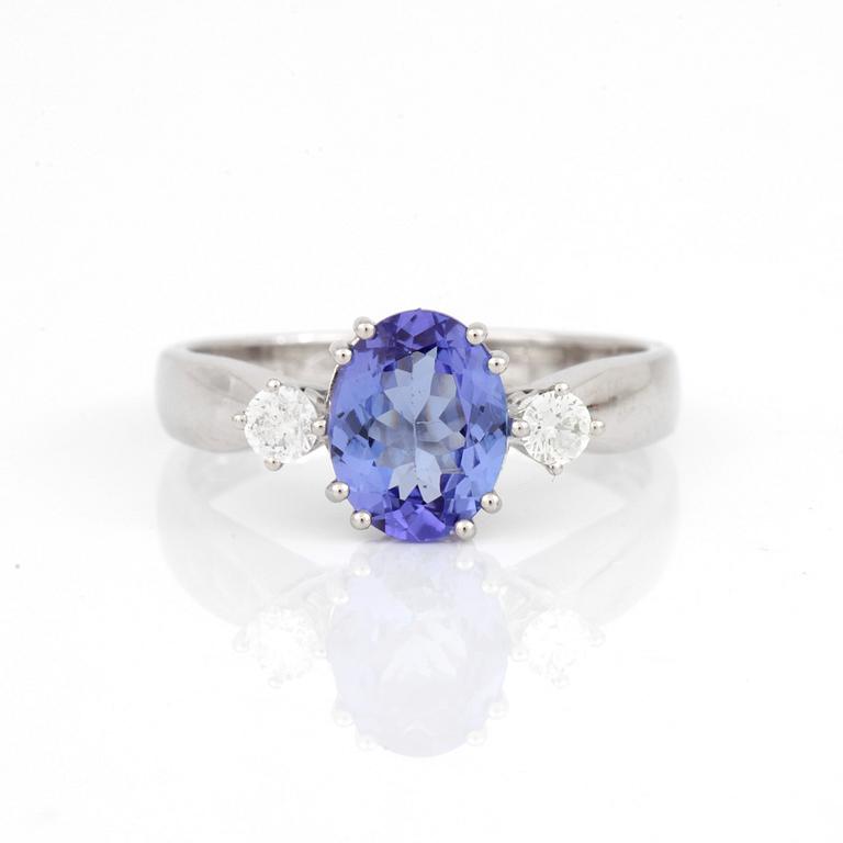 RING, 18K vitguld med tanzanit ca 1.58 ct och briljantslipade diamanter totalt ca 0.20 ct. Total vikt ca 4,50 gram.