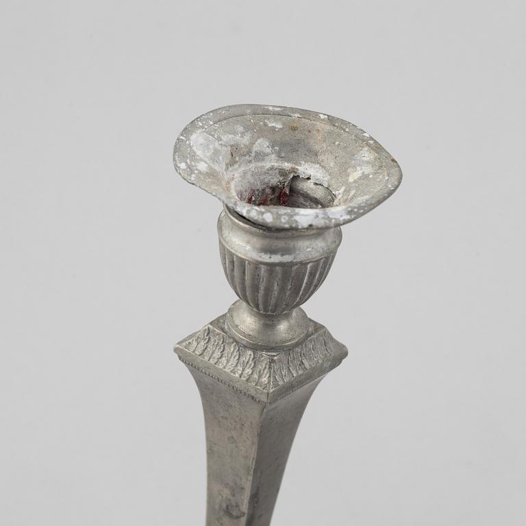 Kandelaber samt två ljusstakar, tenn, av Nils Justelius och Niclas Anström, Eksjo och Växjö, 1800-talets första hälft.