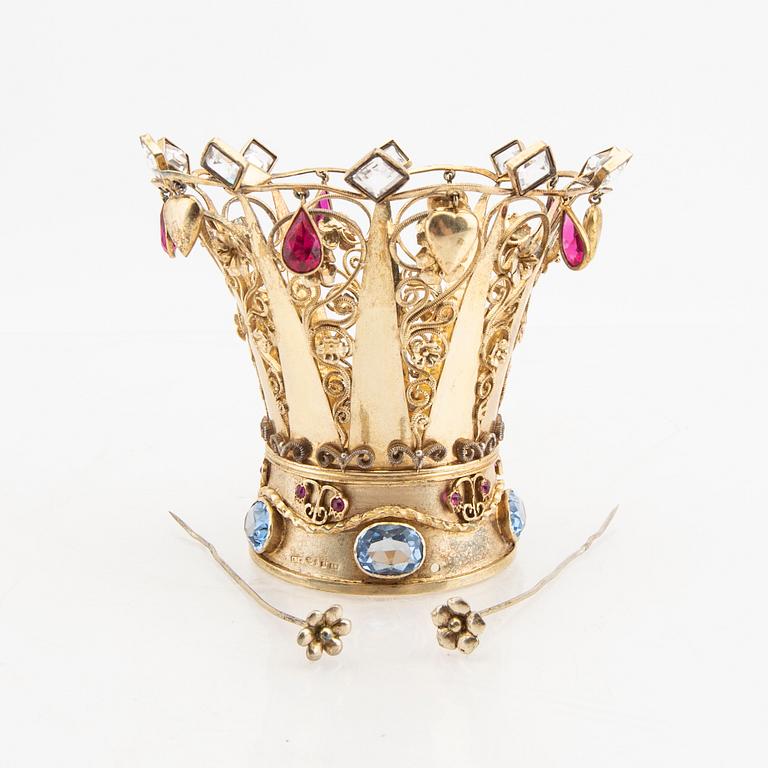 Brudkrona förgyllt silver, syntetiska spineller och syntetiska rubiner, Södergren A, Nässjö 1951.