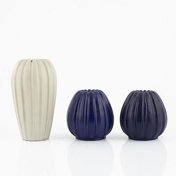 Vicke Lindstrand, a set of three vases, Upsala-Ekeby, second half of the 20th century.