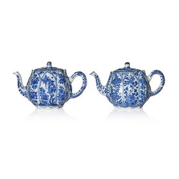1354. A pair of rare blue and white lobed teapots and covers, Qing dynasty, Kangxi (1662-1722).