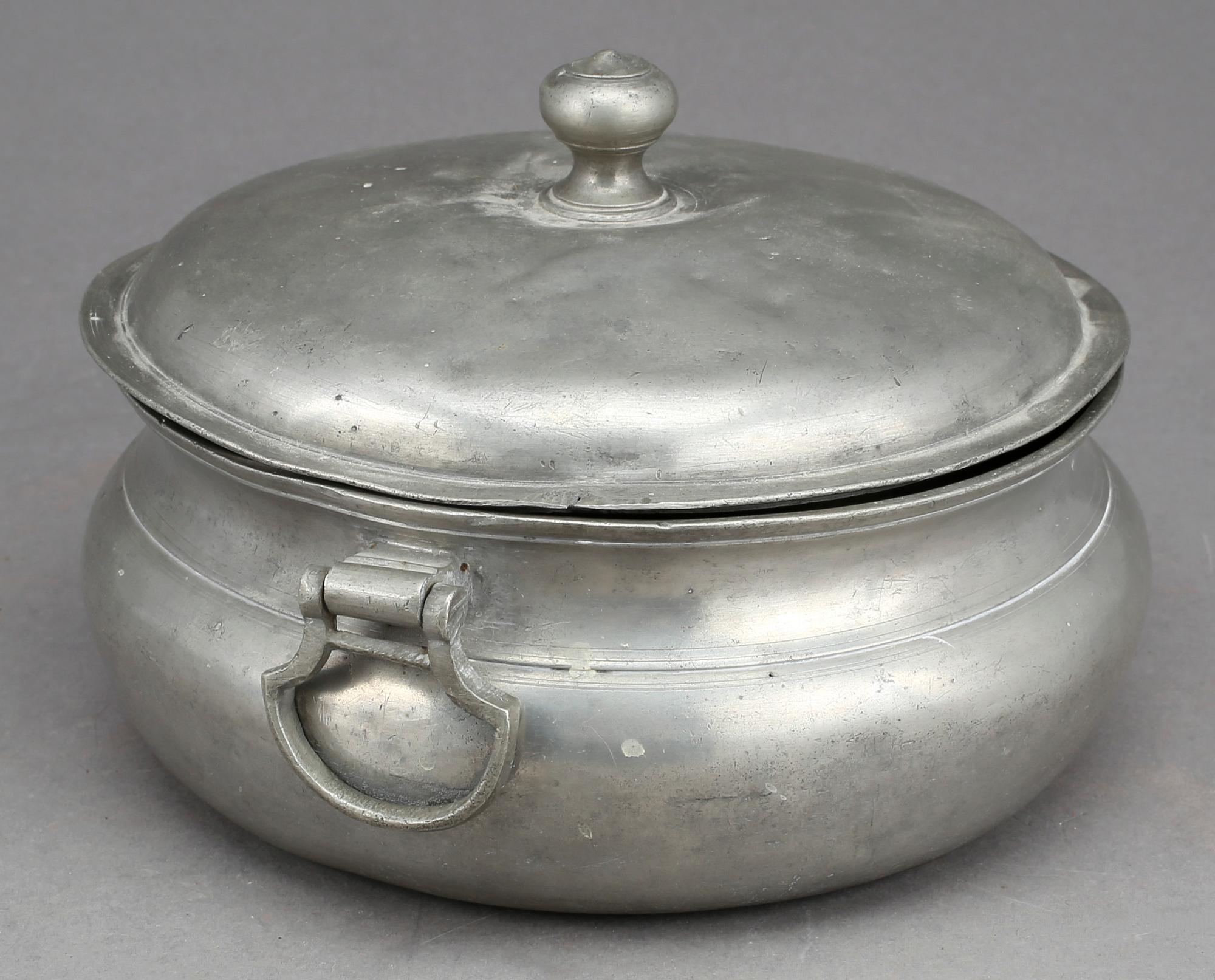 GRÖTSKÅL MED LOCK, tenn. Pehr Johan Mattsson, Mariestad, otydlig årsstämpel, troligen 1823.