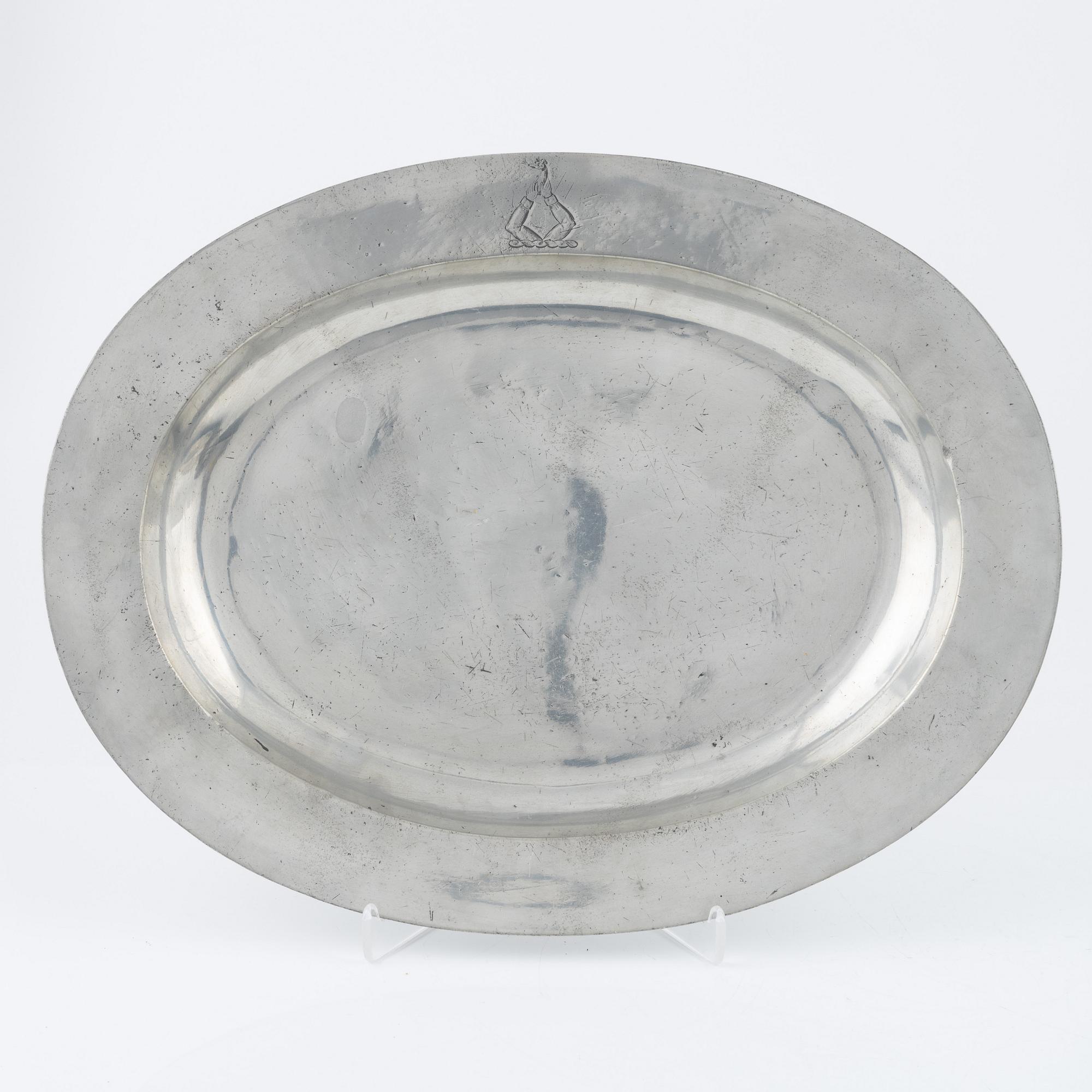 Fat, tallrikar 7 st, skålar 3 st, tenn, mestadels England, 17/1800-tal.