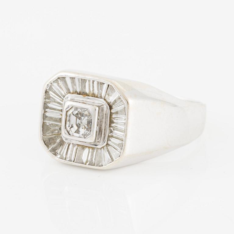 Ring 14K white gold with a step-cut diamond and trapeze-cut diamonds.