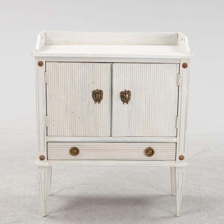 Pottskåp, gustaviansk stil, 1800-tal.